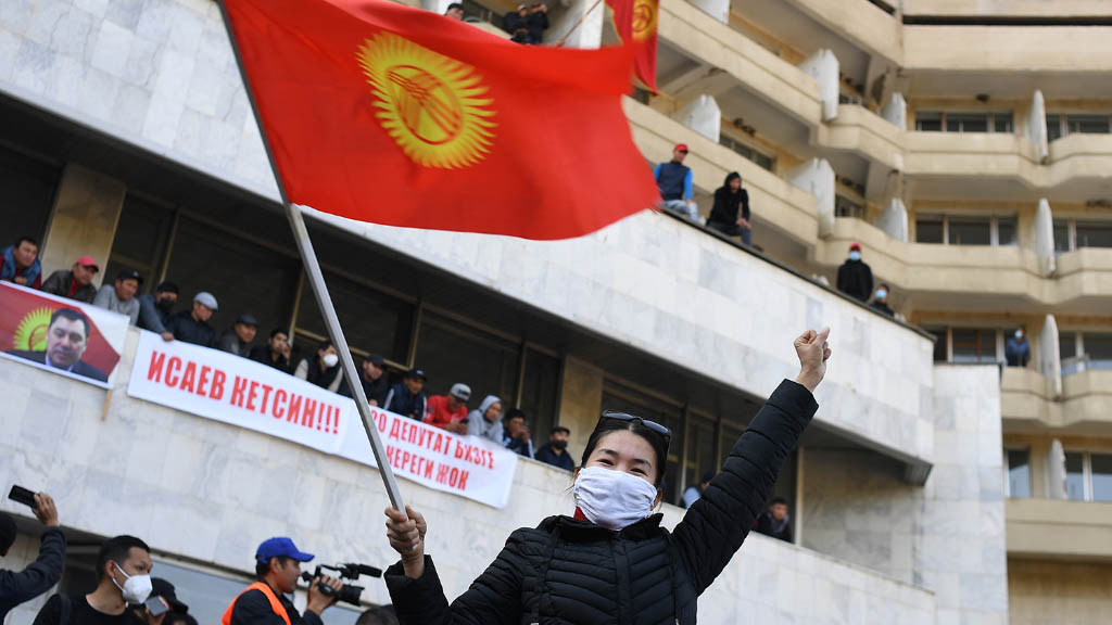 Накануне Жогорку Кенеш (парламент) Киргизии утвердил дату проведения референдума по принятию новой Конституции страны. Плебисцит намечен на 11 апреля. Это уже будет второй всенародный референдум в Кыргызстане в этом году.