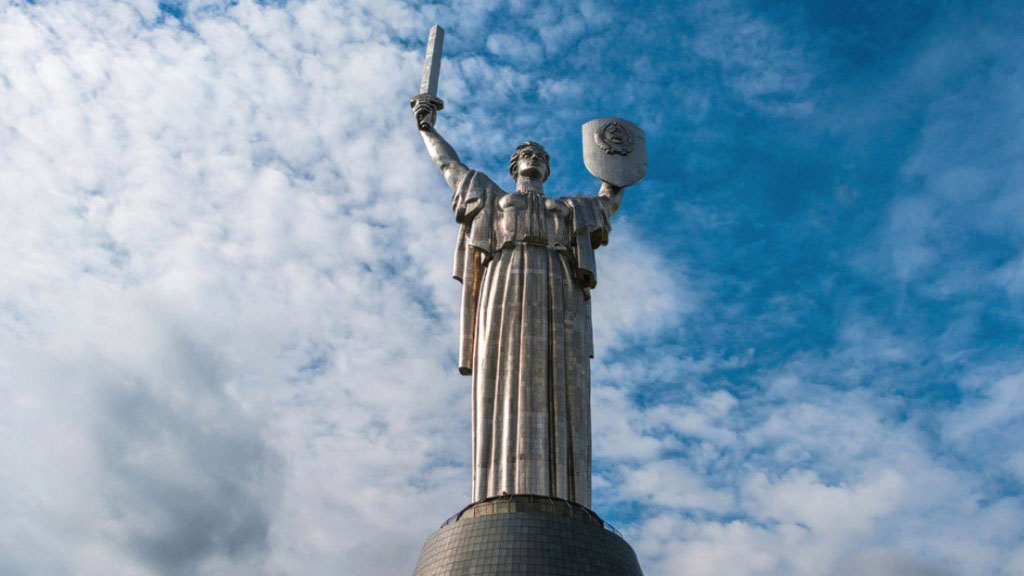 Одной из главных достопримечательностей Киева является 62-метровый монумент на правом берегу Днепра - «Родина-Мать», он является и главным символом победы советского народа над фашизмом. Однако националистам не дает покоя герб СССР, изображенный на щите статуи, они заявили о намерении демонтировать его в течение года,
