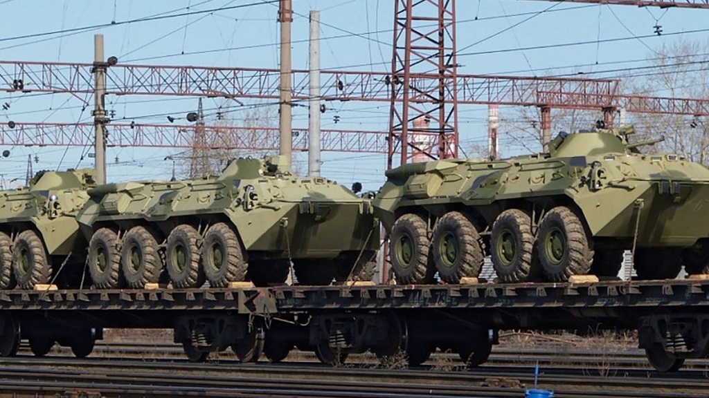 К границам Донбасса подтягивается колонна бронетехники и вертолёты