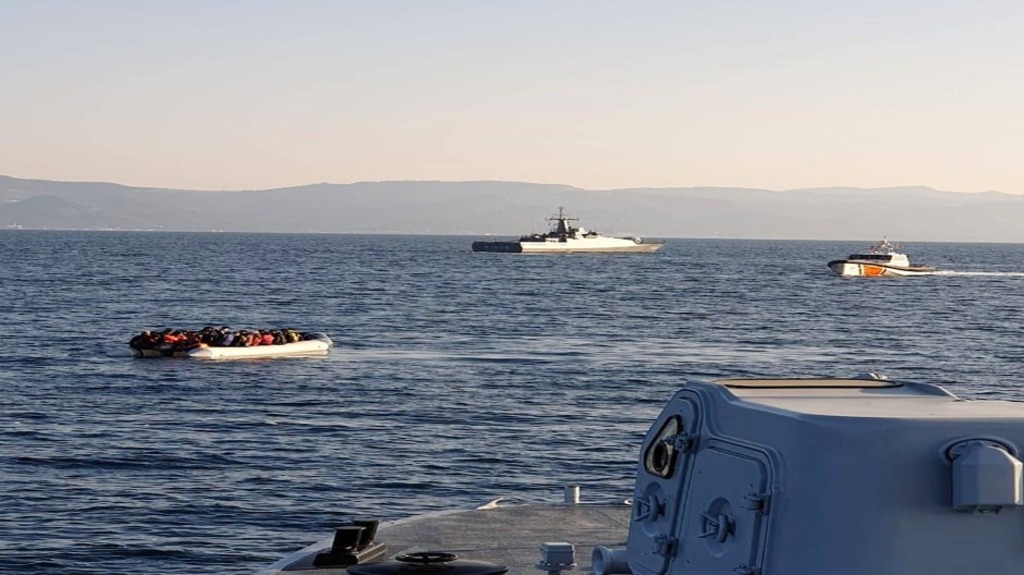 Афины: мигранты, сопровождаемые военными кораблями, не являются беженцами