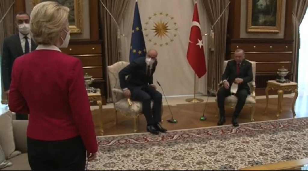 На встрече с Эрдоганом главе Еврокомиссии не хватило стула