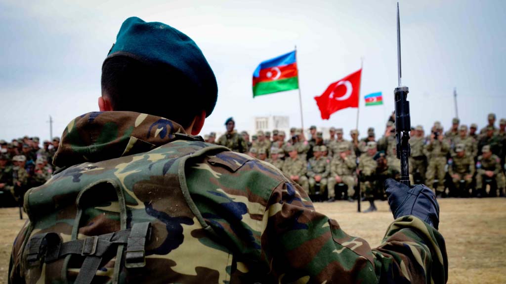Азербайджан и Турция проводят сразу несколько совместных военных учений. За их ходом наблюдают министры обороны двух стран Закир Гасанов и Хулуси Акар. Последний уже пообещал Баку продолжить военную помощь по всем направлениям, включая и основательную модернизацию Вооружённых сил Азербайджана.