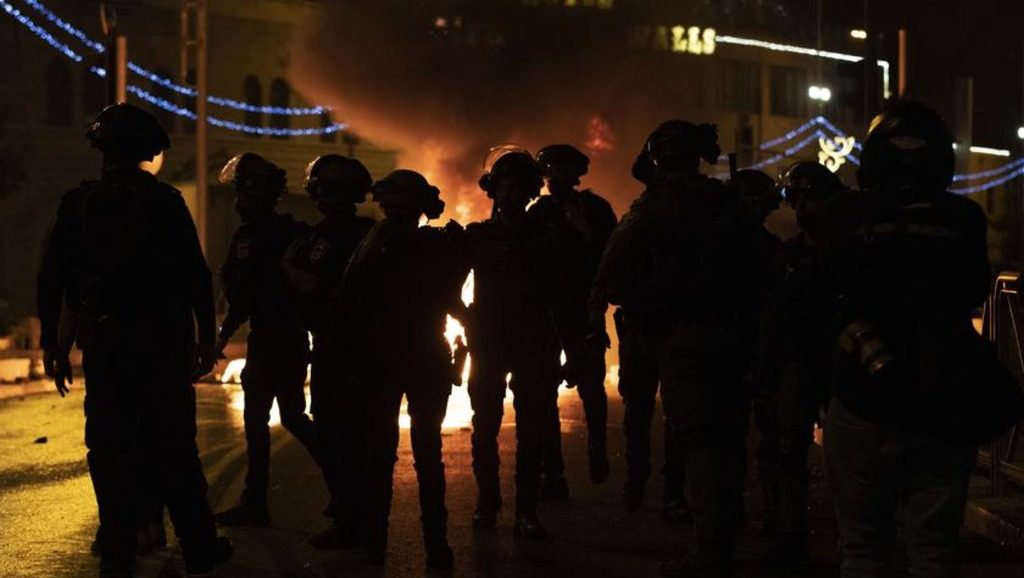 В Иерусалиме стычки между утраправыми израильтянами, палестинцами и полицией
