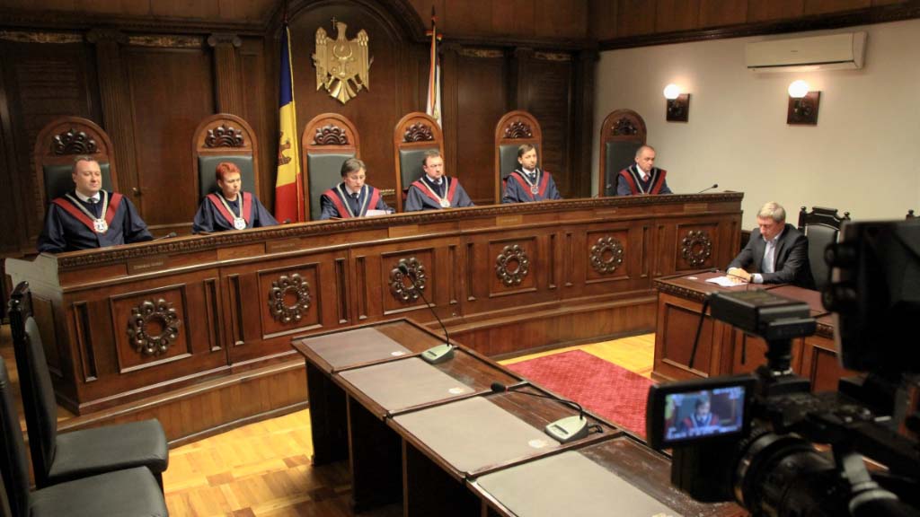 Конституционный суд Молдавии признал неконституционным решение парламента о снятии с должности председателя этого судебного органа Домники Маноле. Её отзыва потребовали представители парламентского большинства, состоящего из социалистов и представителей партии «Шор».