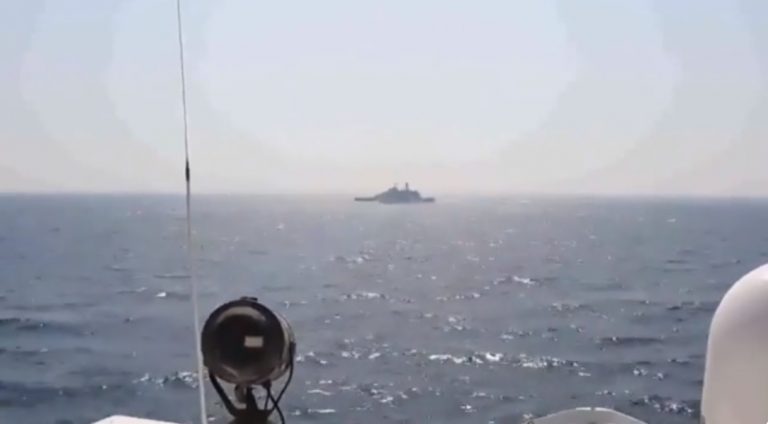 Корабль США предупредил флот КСИР выстрелами