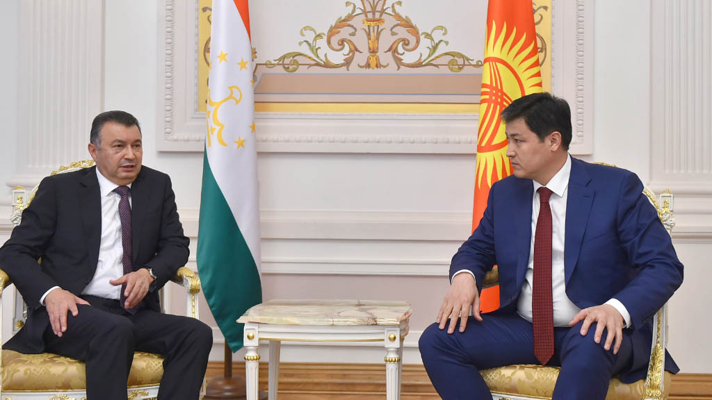 Премьер-министры Кыргызстана и Таджикистана обсудят в Казани, где пройдёт заседание межправительственного совета Евразийского экономического совета ситуацию в приграничных Бактенской (Кыргызстан) и Согдийской (Таджикистан) областях. Тем временем ведутся переговоры между внешнеполитическими ведомствами двух стран.