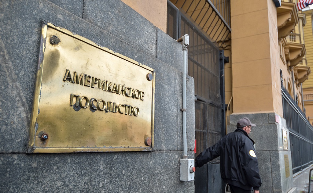 Посольство США резко сокращает работу с россиянами и американцами в РФ