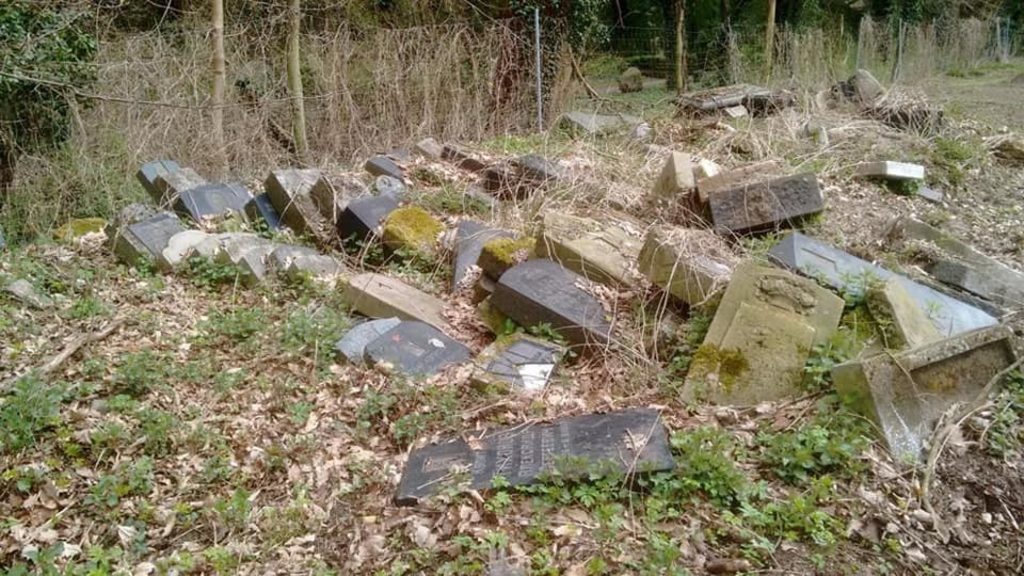 Эберсвальде, сваленные надгробия советских солдат