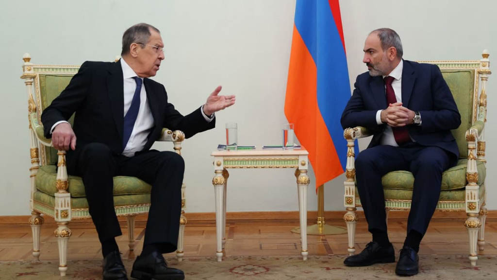 Министр иностранных дел России Сергей Лавров посетил с рабочим визитом Армению. В программе его пребывания встреча со своим армянским коллегой, исполняющим обязанности главы внешнеполитического ведомства, Арой Айвазяном.