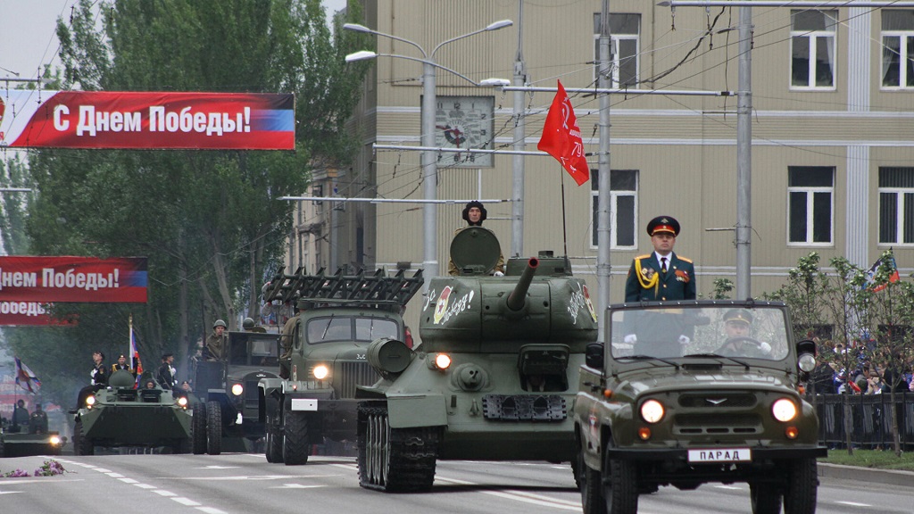 Донецк провёл Парад Победы и марш «Бессмертного полка»