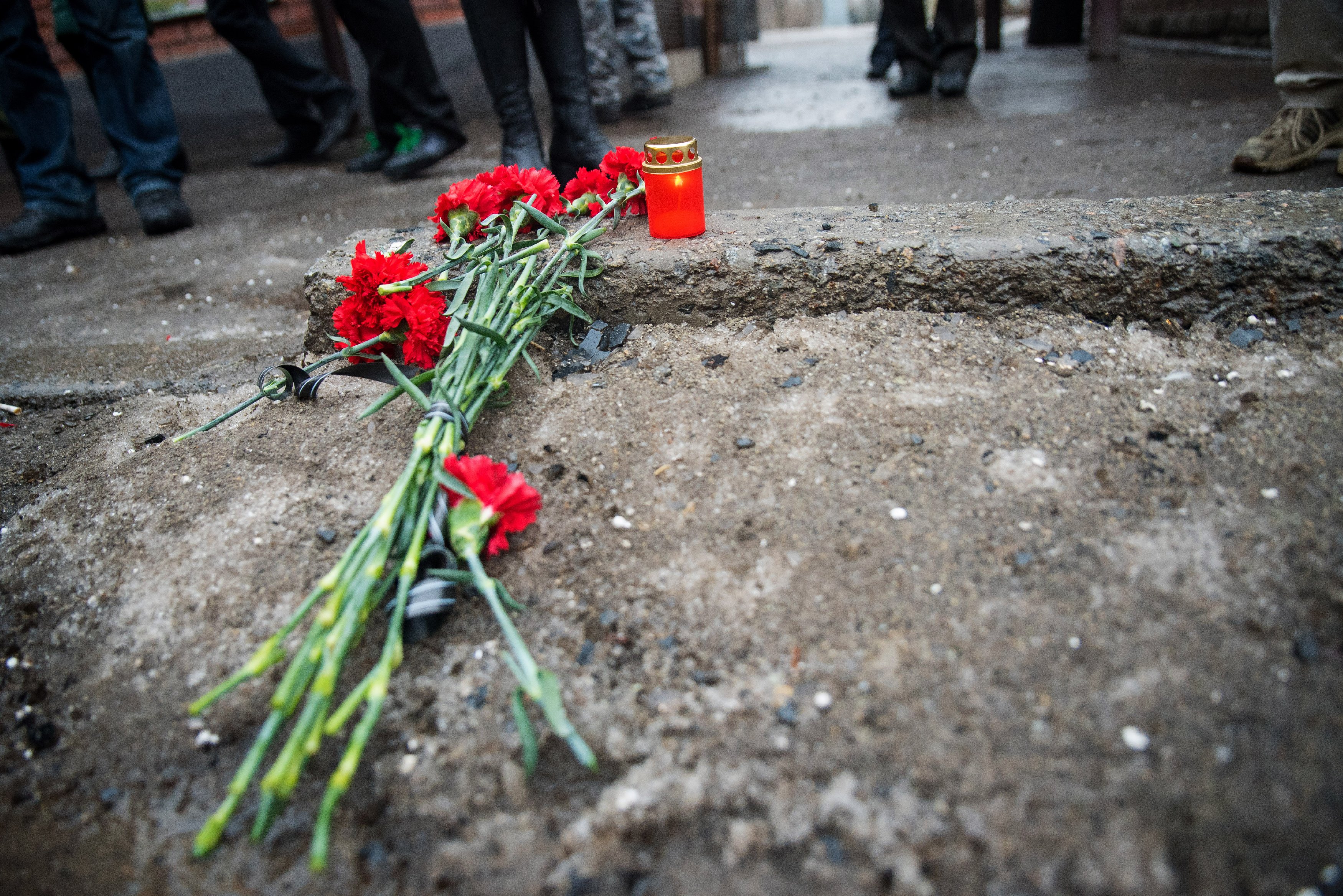 Сколько погибших на донбассе мирных жителей. Солдат с цветком.