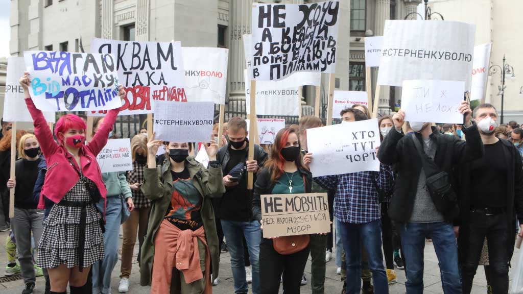 Накануне в центре Киева прошла очередная акция в поддержку одесского радикала Сергея Стерненко. У Офиса президента собралось около 500 человек. Среди них участники погрома на Банковой 20 марта этого года.