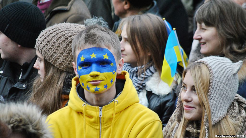 Символичное выражение времен Евромайдана: «Я хочу кружевные трусики и в ЕС!», чем дальше, тем больше теряет актуальность. Украинская молодёжь разочаровывается в западных идеалах и европейском векторе государства.
