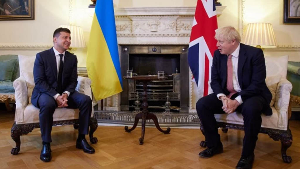 В предвкушении долгожданной встречи с Джо Байденом, которая может состояться в США в следующем месяце, президент Украины Владимир Зеленский провел телефонный разговор с премьер-министром Великобритании Борисом Джонсоном.