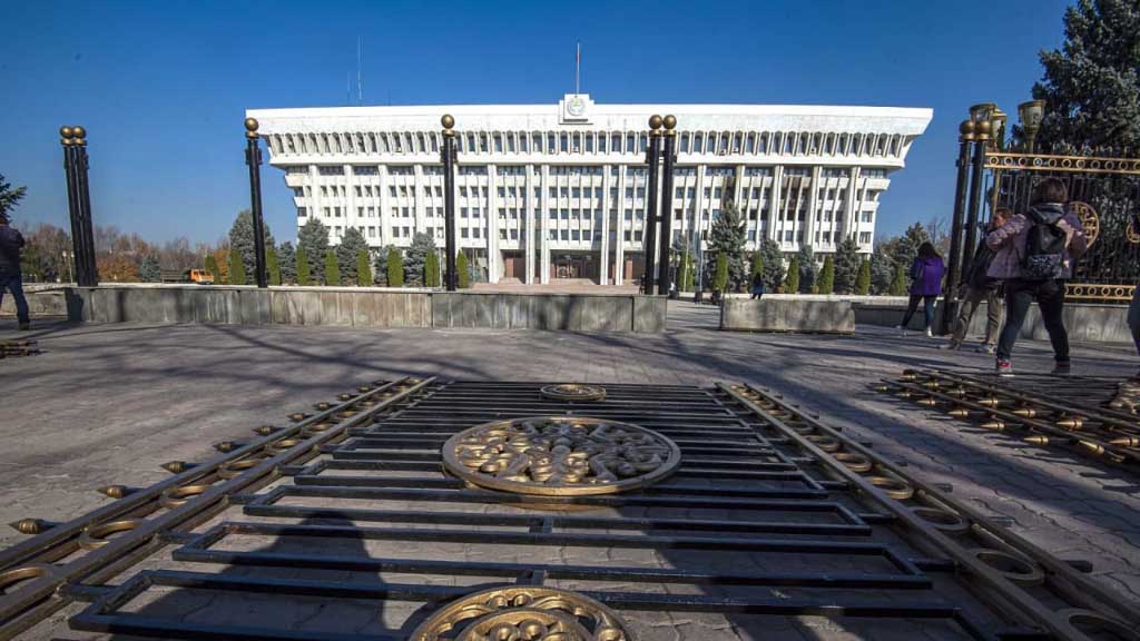 Городской суд Бишкека оставил под стражей бывших депутатов Жогорку Кенеша (киргизский парламент) Асылбека Жээнбекова и Торобая Зулпукарова под стражей. Апелляцию об изменении для них меры пресечения подали адвокаты подследственных.