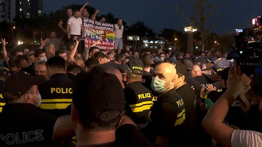 В грузинской столице произошли масштабные столкновения разгневанных горожан с полицией. Стражи правопорядка задержали двадцать участников акции протеста против организованной неправительственной организацией «Тбилиси Прайд» недели солидарности с секс меньшинствами.