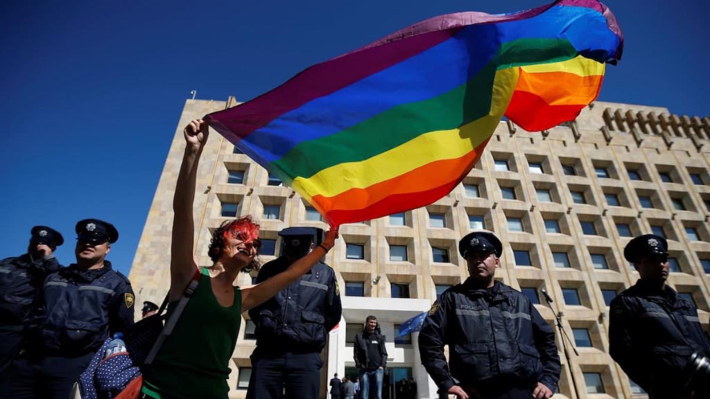 Анонсированный в Тбилиси гей-парад под названием «Марш достоинства» не состоится. Власти испугались нарастающей волны недовольства в обществе, которое выплеснулось на улицы. Напомним, что грузинская неправительственная организация «Тбилиси Прайд» вознамерилась провести в столице «Неделю солидарности с секс меньшинствами».
