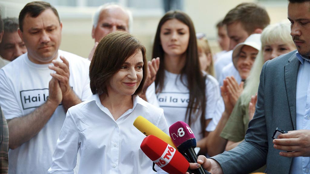В воскресенье в Молдавии состоялись досрочные выборы в парламент, в которых приняло участие 48,32% граждан страны. Победу одержала президентская Партия «Действие и Солидарность». По предварительным данным (после обработки 99,86% бюллетеней), она набирает 52,72% голосов и обеспечивает себе большинство мест в парламенте.