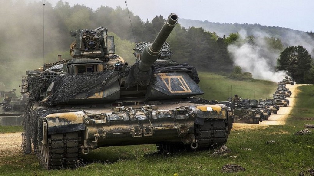 Глава Минобороны Польши пообещал расставить американские танки «у российских ворот»