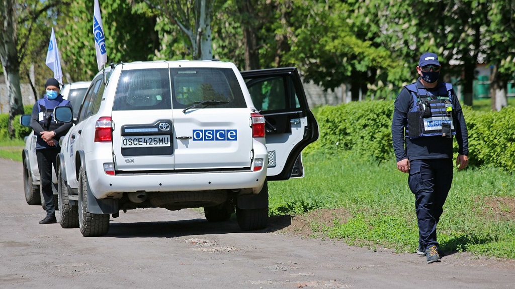 Наблюдатели ОБСЕ попались на перевозке неизвестных лиц через КПВВ в Донбассе