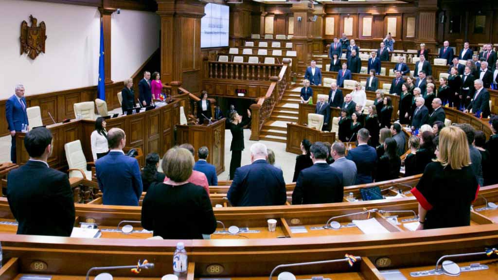 В понедельник молдавский парламент, сформированный по итогам досрочных выборов 11 июля, собрался на первое своё заседание. Из 101 избранного депутата на нём присутствовал 91. Несмотря на имевшийся кворум, заседание было прервано по инициативе депутатов от PAS.