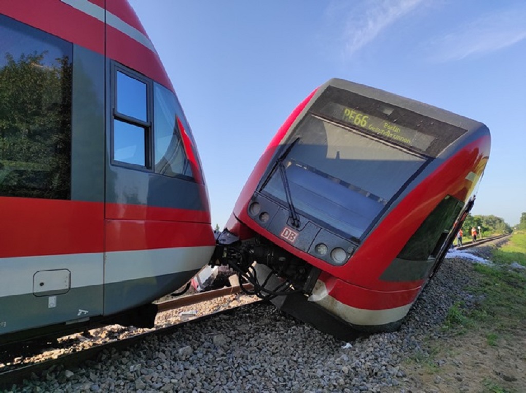 ЧП в Польше: поезд столкнулся с грузовиком — пострадали люди