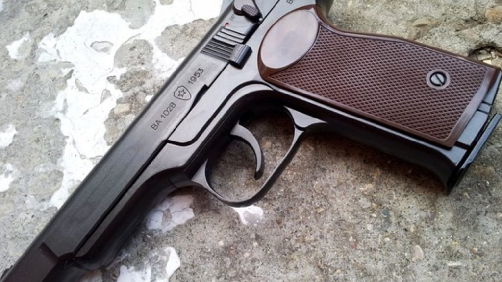 В оккупированном Мариуполе боевик ВСУ угрожал жителям оружием и ранил девушку