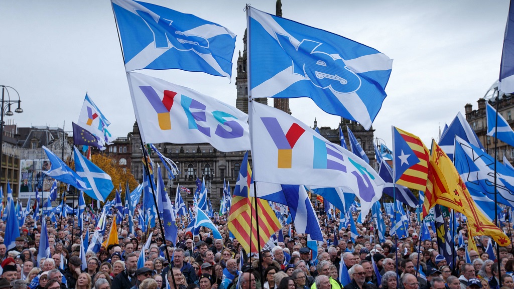 На улицы Керколди вышли десятки тысяч человек в поддержку независимости Шотландии