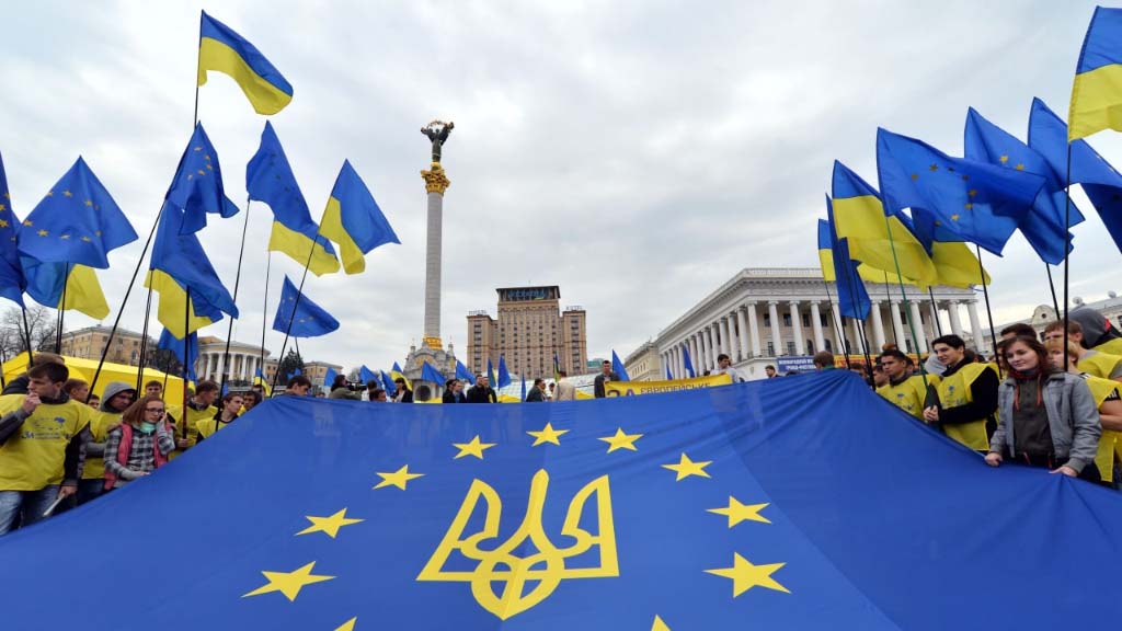 Евроинтеграционные перспективы Киева видятся весьма туманными, по крайней мере в среднесрочной перспективе. Представители государств членов Европейского Союза, которых так тепло встречали на Украине на торжествах к 30-летию независимости страны, к идее принятия в объединение новых членов относятся с большим скепсисом.