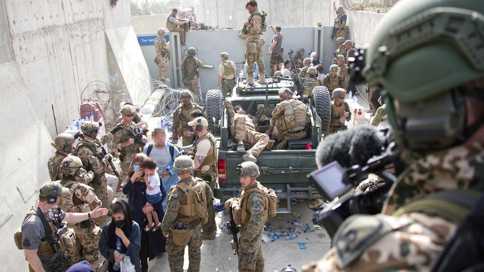 солдаты НАТО в аэропорту Кабула