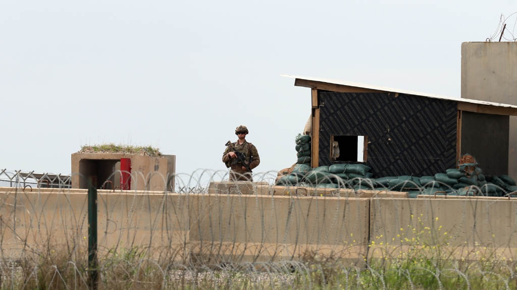 Военная база США на иракско-кувейтской границе подверглась ракетному обстрелу. Об этом сообщили иракские новостные агентства. По данным СМИ, по американской военной базе, расположенной недалеко от пограничного пункта Джиришан на границе с Кувейтом были запущены три ракеты, потерь и значительных разрушений нет.