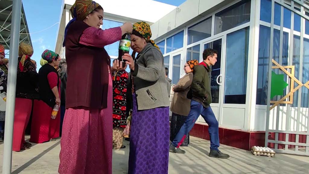 Из Туркменистана поступают сообщения о перебоях с обеспечением населения, так называемыми субсидированными продовольственными пайками. Продуктовые наборы стоят дешевле, чем в торговой сети. Доставляются пайки три раза в месяц. Но потом эту практику прекратили, чтобы не создавать очереди у магазинов.