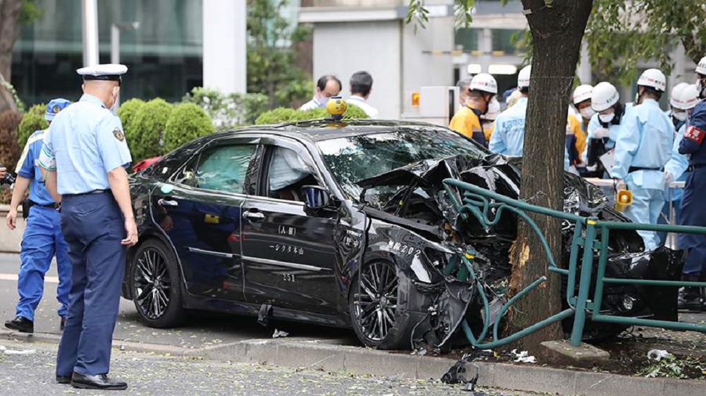 В Токио такси наехало на пешеходов – погиб человек