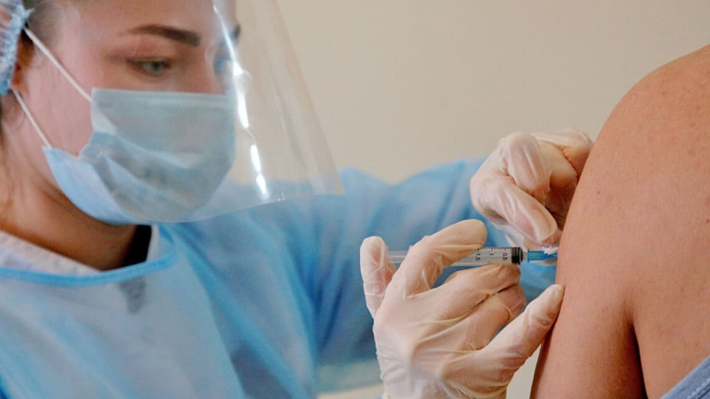 Украина одна из последних стран в Европе приступила к массовой вакцинации населения от коронавируса. Тем не менее власти страны строят амбициозные планы по завершению прививочной кампании (вакцинации подавляющего большинства населения) уже к концу текущего года.