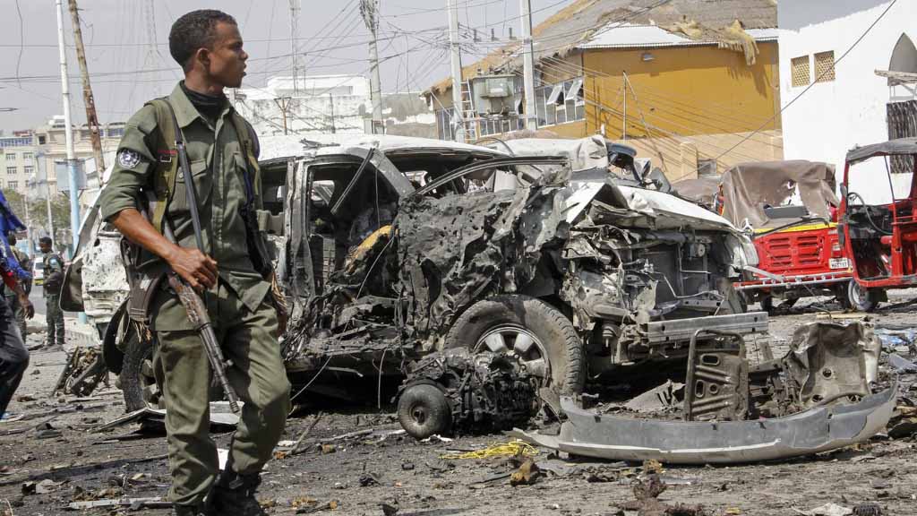 Восемь человек погибли, еще семеро получили ранения в результате взрыва автомобиля с террористом смертником в столице Сомали Могадишо. Об этом сообщают местные СМИ со ссылкой на полицию. Взрыв произошел неподалеку от президентского дворца.