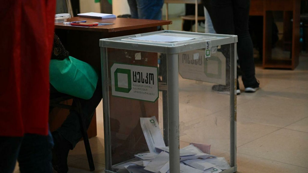 В воскресенье в Грузии прошёл первый тур местных выборов. Как ни странно, но всё выдалось спокойно. Жители Грузии выбирали мэров населённых пунктов и депутатов местных представительных органов в 64 городах и районах. Второй тур пройдёт 30 октября.