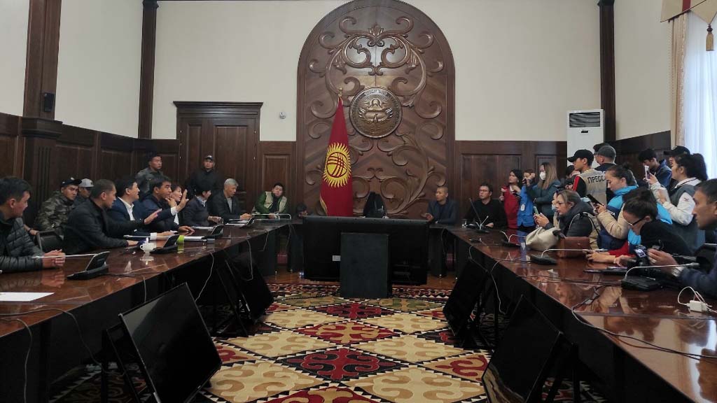Президент Киргизии Садыр Жапаров отправил в отставку Кабинет министров. Главы ведомств будут возглавлять их до формирования нового состава высшего исполнительного органа власти. Новый перечень министерств и ведомств, а также возможных их глав уже направлен на рассмотрение законодателям.