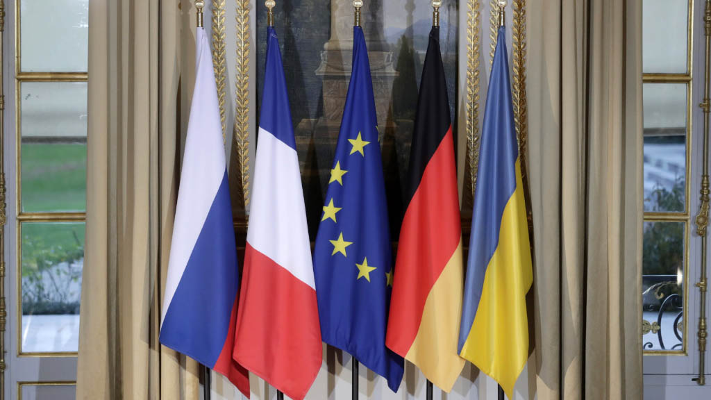 Лидеры стран «Нормандкой четверки» не смогли договориться о новом раунде переговоров на высшем уровне. При этом обсуждается возможность проведения саммита с участием глав дипломатических ведомств. Ранее руководители Франции и Германии поочередно побеседовали с президентами Украины и России.