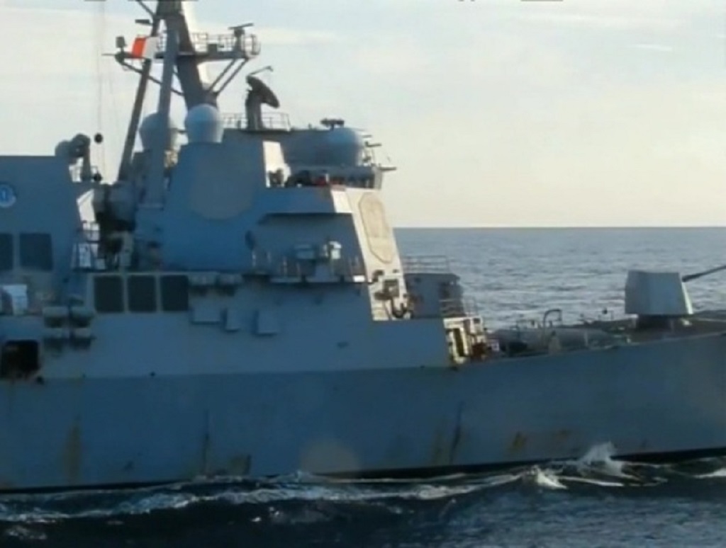 Кораблю ВМС США пришлось спасаться бегством в Японском море
