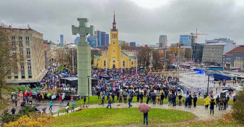 Жители Таллина вышли на масштабный протест против антиковидных запретов
