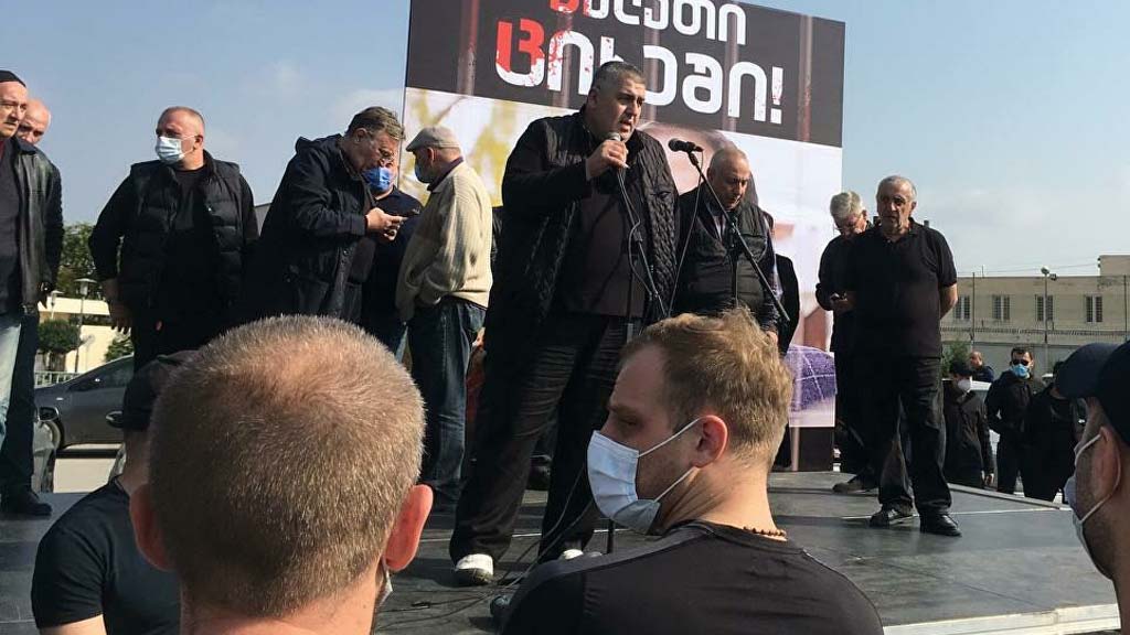 У здания тюрьмы в грузинском городе Рустави, где находится бывший президент Михаил Саакашвили, прошёл митинг противников его освобождения. Как утверждают участники этой акции, все они из второго по величине города страны Кутаиси и либо сами, либо их родные и близкие являются жертвами режима Саакашвили.