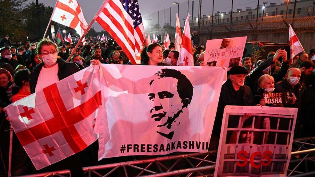 Сторонники нынешней грузинской власти проводят по всей стране митинги против экс-президента Михаила Саакашвили, находящегося в настоящее время в тюрьме города Рустави. Наиболее массовая акция прошла в минувшее воскресенье в Тбилиси. Параллельно митингам противников Михаила Саакашвили проходят и акции в его поддержку.