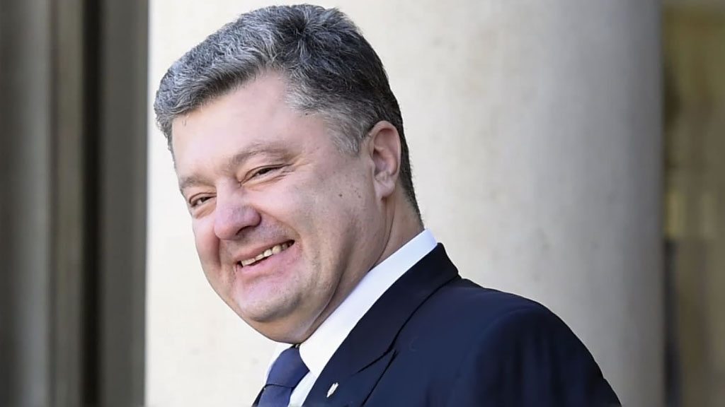 Экс-президент Украины, глава партии «Европейская солидарность» избавляется от своих медиа-активов. Причина – нежелание попасть под новый закон об олигархах, чтобы избежать запрета заниматься политической деятельностью.