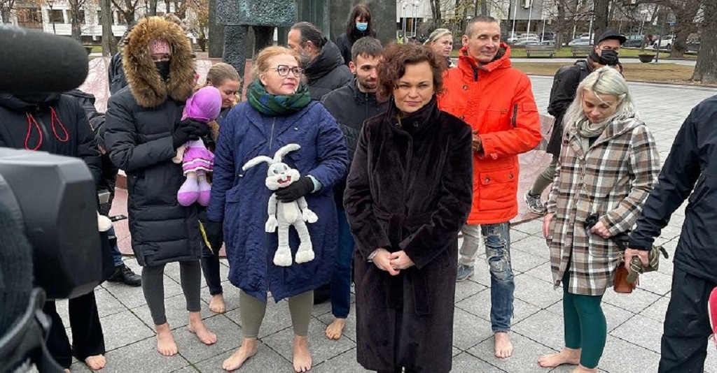 В Вильнюсе босые женщины протестовали у здания правительства Литвы за права детей 