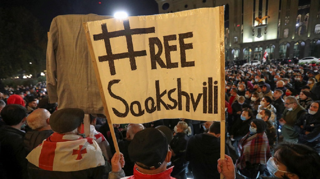 «До реанимации не дошло»: врачи заявили о «критическом» состоянии Саакашвили