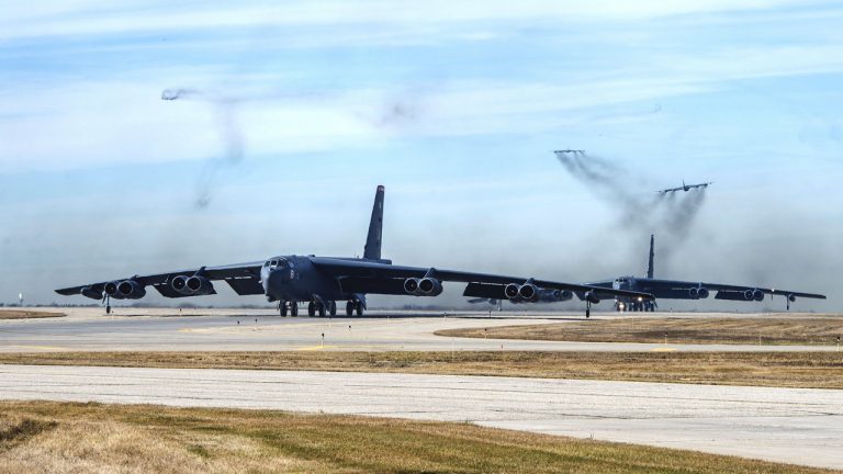 Стратегические бомбардировщики B-52 