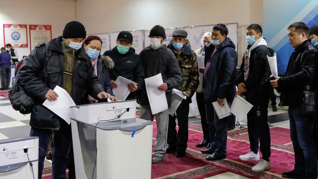 В воскресенье в Киргизии прошли выборы в Жогорку Кенеш (парламент). 54 законодателя избирались по партийным спискам. Ещё 36 проходят в парламент по одномандатным округам. Своих кандидатов в парламент пыталась продвинуть 21 партия. Пяти процентный порог преодолели шесть.