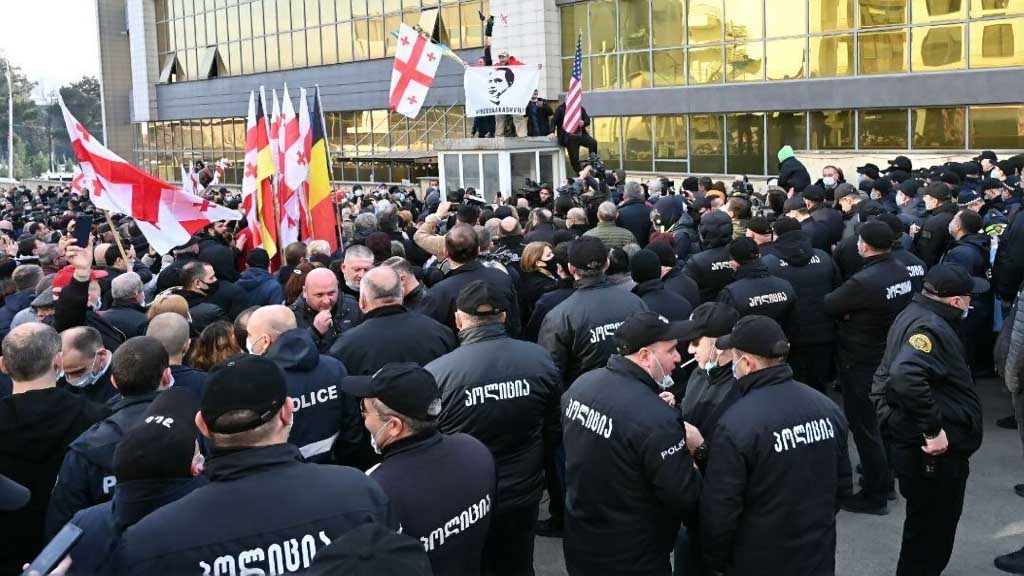 Слушание дела по обвинению Михаила Саакашвили в Тбилисском городском суде отложено до 23 декабря. Причиной стали уличные акции сторонников бывшего президента Грузии, переросшие в стычки с полицией. Задержано 15 человек.