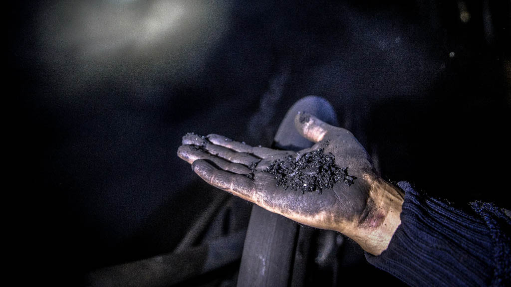 Чем ближе к зиме, тем меньше дров, вернее, угля, запасы которого на Украине ниже критической черты. О надвигающемся энергетическом кризисе сообщают в украинском «Нафтогазе». «Уголь - его сейчас критически малые запасы. Меньше, чем обычно», - признался глава украинской компании Юрий Витренко.