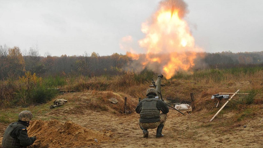 Боевики ВСУ обстреляли из миномётов посёлок Александровку на окраине Донецка